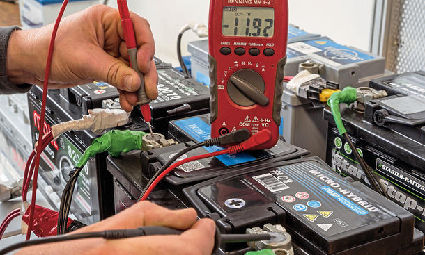Ratgeber: Auto-Batterien im Winter pflegen - Die Pflege der Autobatterie ist nicht aufwendig. Wir sagen Ihnen worauf zu achten ist, damit Sie mit ihrem Auto ohne böse Überraschungen durchstarten können Auto batterie start hilfe test pflege wartung austausch winter