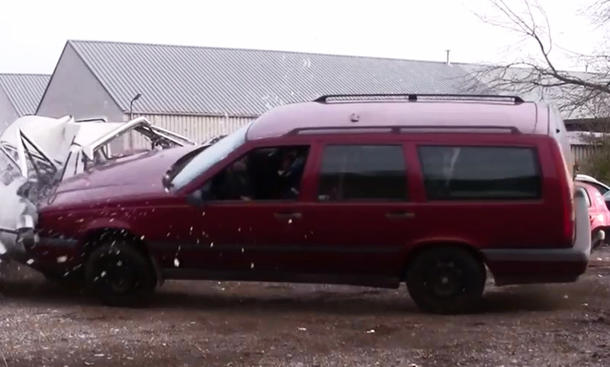 Video: Volvo 850 in Crash-Orgie Video: Volvo 850 in Crash-Orgie