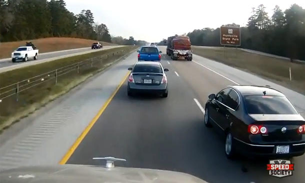 Video: VW Passat schneidet Truck Video: VW Passat schneidet Truck