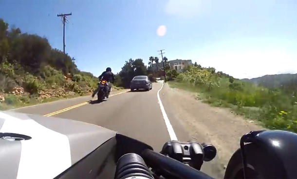 Ariel Atom und Motorrad im Video Ariel Atom und Motorrad im Video