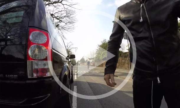 Video: Land Rover Discovery vs. Radfahrer Video: Land Rover Discovery vs. Radfahrer
