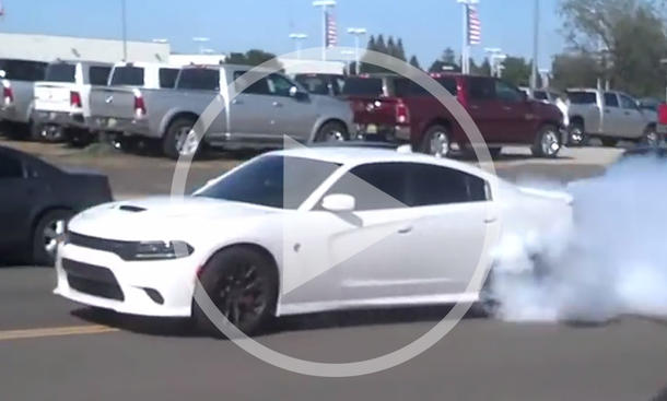 Video: Dodge Charger Hellcat im Burnout-Wahn