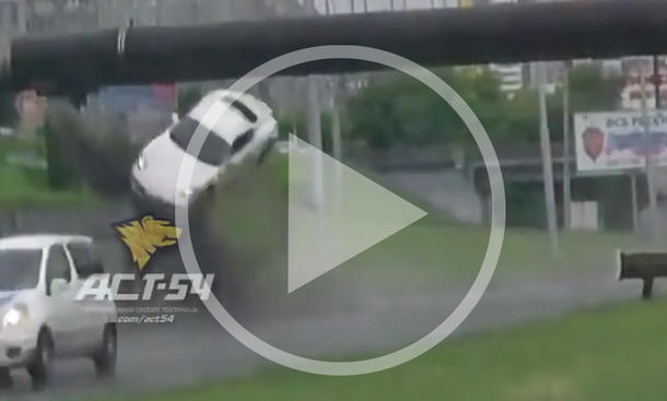 Fliegender Porsche Cayman im Crash-Video Fliegender Porsche Cayman im Crash-Video