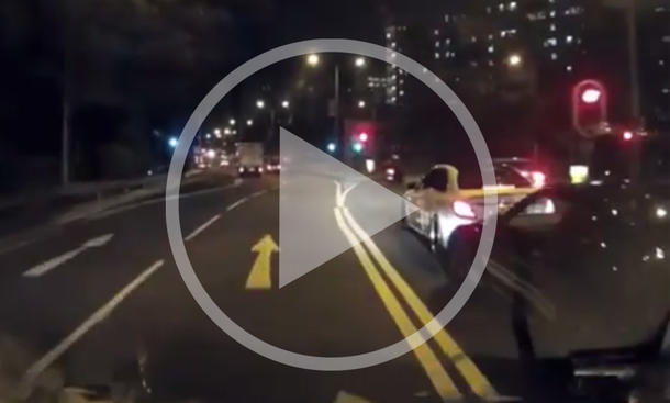 Video: Nissan GTR R35 crasht Mercedes C-Klasse Video: Nissan GTR R35 crasht Mercedes C-Klasse