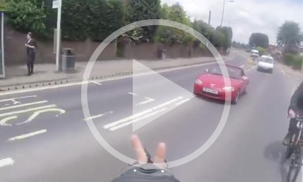 Video: Radfahrer vs. Mazda MX-5 Video: Radfahrer vs. Mazda MX-5