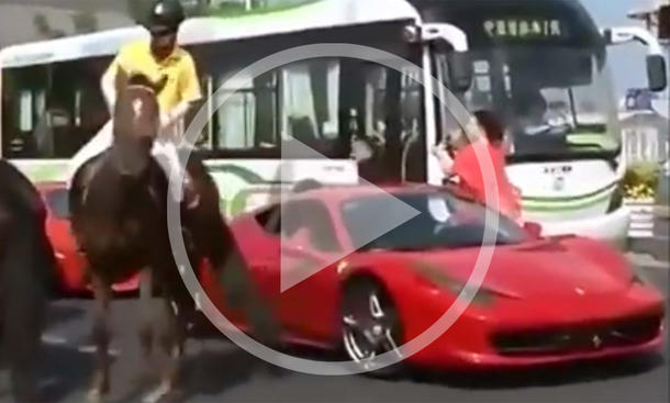 Video: Pferd tritt Ferrari 458 Video: Pferd tritt Ferrari 458