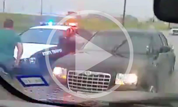 Video: Polizist und sein Streifenwagen Video: Polizist und sein Streifenwagen