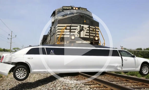 Crash-Video: Zug rammt Limousine Crash-Video: Zug rammt Limousine
