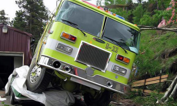 Pontiac Firebird 1969 Pony-Car Feuerwehr-Truck plattgemacht Zerstörung