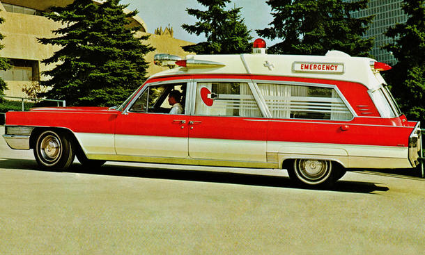 Platz 9: "Ecto-1" Cadillac Ambulance - ... auf einem ausgemusterten Cadillac Ambulance aus dem Jahr 1959. Komisch, und wir dachten immer, beim Ecto-1 würde es sich um einen weißlakierten Leichenwagen handeln. kultautos kino filmautos ferrari mustang delorean knight rider magnum hitliste