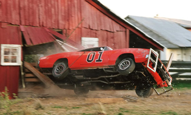 Platz 13: "General Lee" Dodge Charger - Was fliegt denn da durchs Scheunentor? Der knallorange Dodge Charger aus "Dukes of Hazzard" (Ein Duke kommt selten allein) mischte von 1979 bis 1985 die Südstaaten auf. Das als ... kultautos kino filmautos ferrari mustang delorean knight rider magnum hitliste