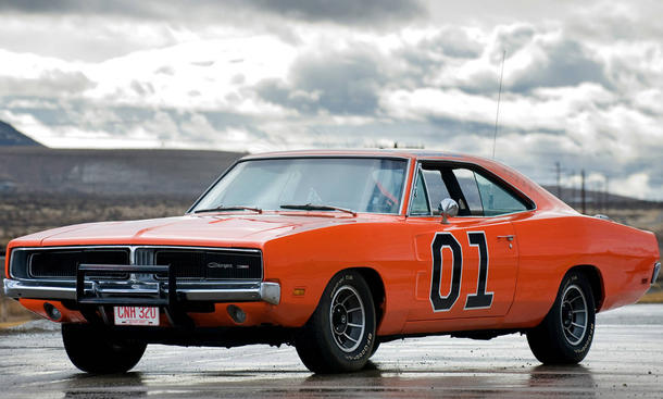 Platz 13: "General Lee" Dodge Charger - ... "General Lee" getaufte Rennauto avancierte schnell zum Markenzeichen der Serie und durchlebte (und überlebte) als Wagen der rebellischen Brüder Bo und Luke zahlreiche Abenteuer. Der Spitzname rührt von Robert E. kultautos kino filmautos ferrari mustang delorean knight rider magnum hitliste