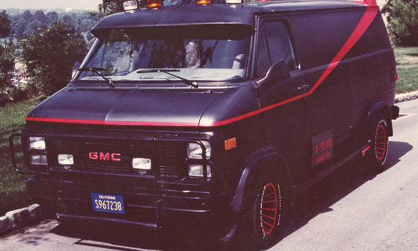 Platz 7: GMC Vandura - Zugegeben, der Dachspoiler ist ein wenig albern, ansonsten macht dieser GMC Vandura optisch einiges her. Das Einsatz-Mobil des A-Teams mag ... kultautos kino filmautos ferrari mustang delorean knight rider magnum hitliste