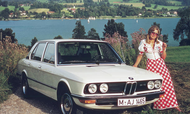 Platz 12: BMW 5er E12 - ... BMW E12, den erste BMW der 5er-Reihe. In den 70ern ein Status-Symbol, verbindet er bis heute Sportlichkeit mit Mittelklassen-Komfort. kultautos kino filmautos ferrari mustang delorean knight rider magnum hitliste