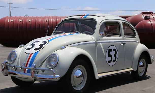 Platz 10: "Herbie" VW Käfer - ... Hauptrolle und musste sich in dutzenden Wettkämpfen gegen die besser-motorsierte Konkurrenz behaupten. Ein echter Underdog also? Wohl kaum, denn Herbie ist kein gewöhnliches Auto, sondern verfügt über eine eigene Persönli kultautos kino filmautos ferrari mustang delorean knight rider magnum hitliste