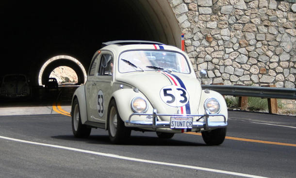 Platz 10: "Herbie" VW Käfer - ... winzig, aber ein Einzelkämpfer, ist dieser VW Käfer, den viele wohl noch als "Herbie" kennen. In insgesamt sechs Kinofilmen mimte der sympathische Krabbler die ... kultautos kino filmautos ferrari mustang delorean knight rider magnum hitliste