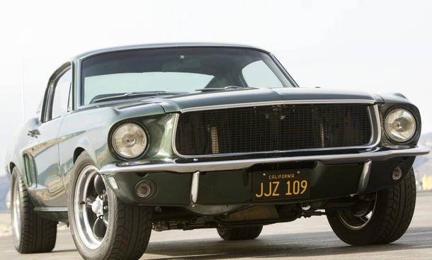 Platz 8: Ford Mustang Fastback - ... zehnminütigen Szene hetzt Steve McQueen zwei Killern in ihrem Dodge Charger R/T hinterher und schaltet dabei 16-mal einen Gang höher, ohne auch nur einmal zurückzuschalten. Legendär. Damit der Mustang mit dem leistung kultautos kino filmautos ferrari mustang delorean knight rider magnum hitliste