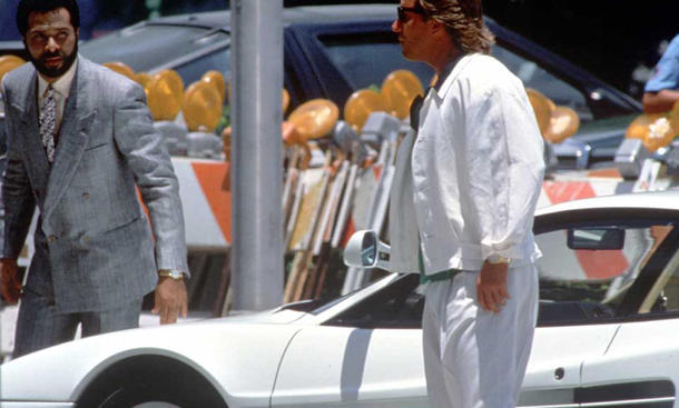 Platz 5: Ferrari Testarossa - Ihr Style ist legendär: Sonny Crockett und Ricardo Tubbs machten in den 80ern mit pastellfarbenen Anzügen, Ray Bans und Föhnfirsuren von sich reden. Der fahrbare Untersatz der lässigen Cops aus "Miami Vice" war nicht weniger kultautos kino filmautos ferrari mustang delorean knight rider magnum hitliste