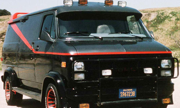 Platz 7: GMC Vandura - ... behäbig wirken, war sich im Verlauf der Serie aber noch für keinen Stunt zu schade. Die schwarze Lackierung mit dem roten Streifen verleiht dem Van von B. A. Baracus einen einzigartigen Look. kultautos kino filmautos ferrari mustang delorean knight rider magnum hitliste