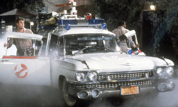 Platz 9: "Ecto-1" Cadillac Ambulance - Wir kennen niemanden, der als Kind nicht gerne mit dem Ecto-1 der Ghostbusters durch Manhattan gecruist wäre. Das berühmte Gefährt der Geisterjäger basiert ... kultautos kino filmautos ferrari mustang delorean knight rider magnum hitliste