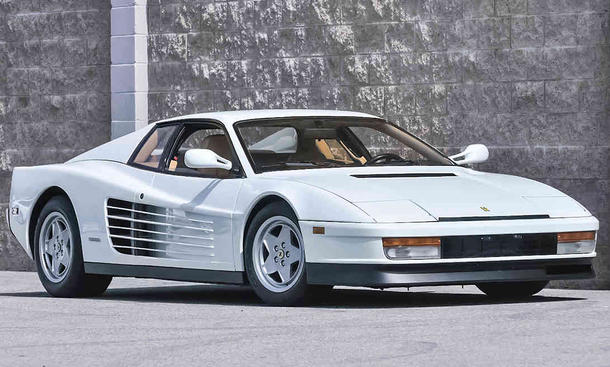 Platz 5: Ferrari Testarossa - ... scheeweißen Ferrari Testarossa ging es Miamis Drogenbossen an den Kragen. Mit seinem 390 PS starken V12-Motor kann das Geschoss auch heute noch mit den meisten Sportwagen mithalten. Die helle Farbe kommt dabei nicht von kultautos kino filmautos ferrari mustang delorean knight rider magnum hitliste