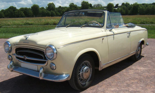 Platz 2: Peugeot 403 Cabrio - ... Dienstwagen aus, ein rostiges Peugeot 403 Cabrio. In seinen Ermittlungen setze Columbo mehr als einmal auf das abgehalfterte Erscheinungsbild des Autos – alte Liebe rostet eben nicht. kultautos kino filmautos ferrari mustang delorean knight rider magnum hitliste