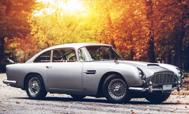 Platz 1: Aston Martin DB - ... Bond-Car trat der Brite 1962 das erste Mal mit Sean Connery in "Goldfinger" auf und begründete eine Tradition, die bis heute die Marke mit dem Namen "007" verbindet. Ein stilsicheres Agenten-Auto werden sie nicht finden. kultautos kino filmautos ferrari mustang delorean knight rider magnum hitliste