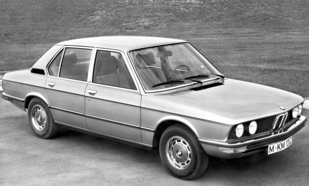 Platz 12: BMW 5er E12 - "Harry, hol schon mal den Wagen!": Obwohl der Satz nur einmal fiel, ist er für viele das prägende Zitat der Kriminalserie "Derrick". Bei besagtem Wagen handelt es sich um einen ... kultautos kino filmautos ferrari mustang delorean knight rider magnum hitliste