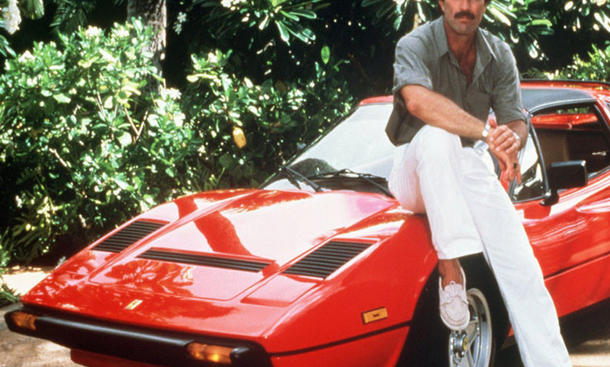 Platz 4: Ferrari 308 GTS - Die andere Stilikone der 80er heißt Tom Sellek, auch bekannt als "Magnum P.I.". Der maximal-beschnautzte Privatschnüffler machte nicht nur das Hawaiihemd salonfähig, sondern leistete sich nebenher auch noch ... kultautos kino filmautos ferrari mustang delorean knight rider magnum hitliste