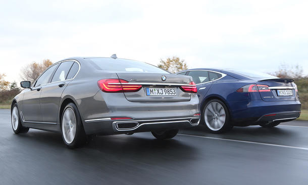 BMW 750i xDrive vs Tesla Model S P90D Vergleich