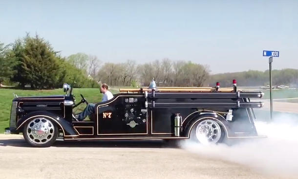 Feuerwehrauto Mit V10 Motor Beim Burnout Video Autozeitung De