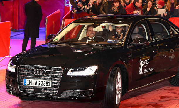 Fahrerloser Audi A8 pilotiert Brühl zur Berllinale