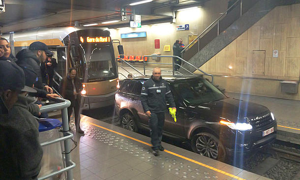 Range Rover Sport in der Brüsseler Metro
