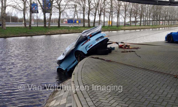 911er GT3 RS im Kanal versenkt
