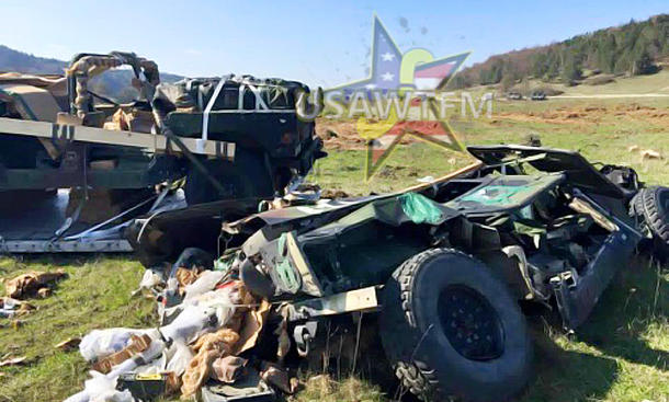 Humvees bei Fallschirmabwurf zerstört