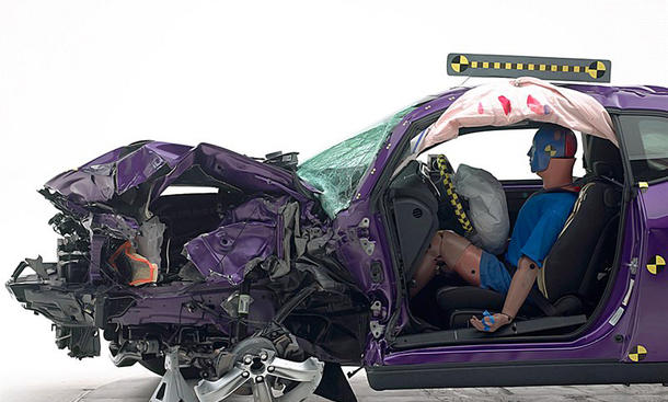 Dodge Challenger im IIHS-Crashtest