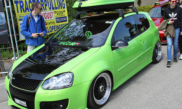 VW Golf 5 mit Skibox auf dem GTI-Treffen 2016