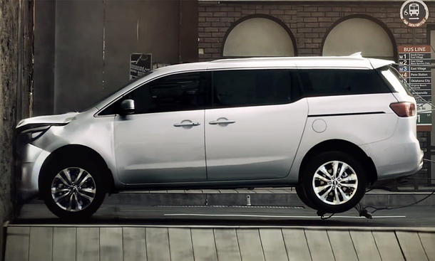 Kia Carnival im kuriosen Crashtest: Video Kia Carnival im kuriosen Crashtest: Video