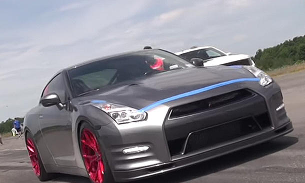 Nissan GT-R fliegt mit 350 km/h ab